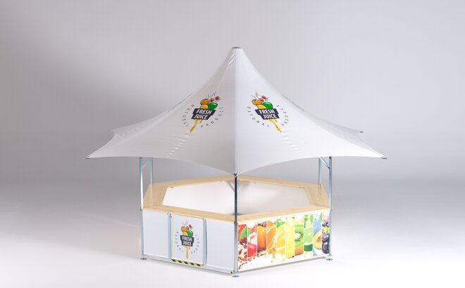 Un chiosco esagonale personalizzato con il tetto a forma di stella su sfondo bianco. Il tetto è personalizzato con la scritta "FRESH JUICE", i pannelli sono personalizzati con della frutta. 