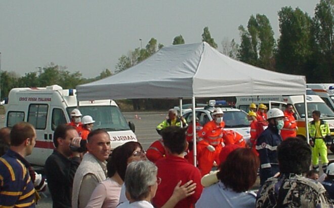 La Croce Rossa ha un riparo sicuro e veloce da montare grazie al nostro gazebo 4,5x3 m bianco.