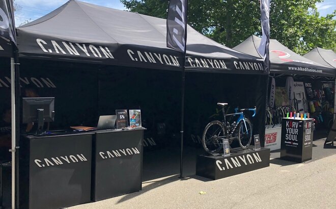 Gazebo per fiera 6x3m nero Canyon per vendita biciclette personalizzato con logo e pareti laterali e bandiere