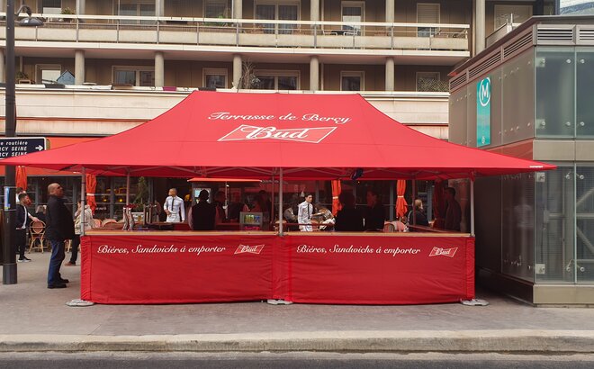 Gazebo pieghevole 6x4 rosso personalizzato con logo Bud e pareti laterali a mezza altezza con bancone per vendita street food