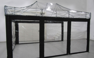 volltransparenter Faltpavillon mit sichtbarer Struktur und schwarzen Rändern für Veranstaltungen