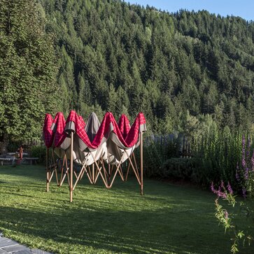 Gazebo pieghevole semi- aperto con stoffa per gazebo Loden rosso- grigia dona un atmosfera alpina al giardino. Struttura del gazebo con colori personalizzati. 