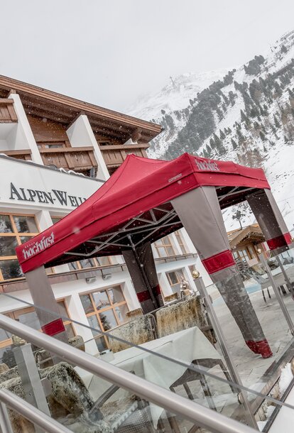 Gazebo esterno Mastertent 3x3m con copertura Loden per entrata hotel di montagna di lusso in inverno con la neve. Colori alpini marrone e rosso.