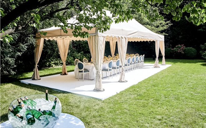 Il gazebo piehevole nuzziale di 10x4 m fu realizzato su richiesta speciale. Si trova in giardino coprendo un tavolo per gli ospiti.