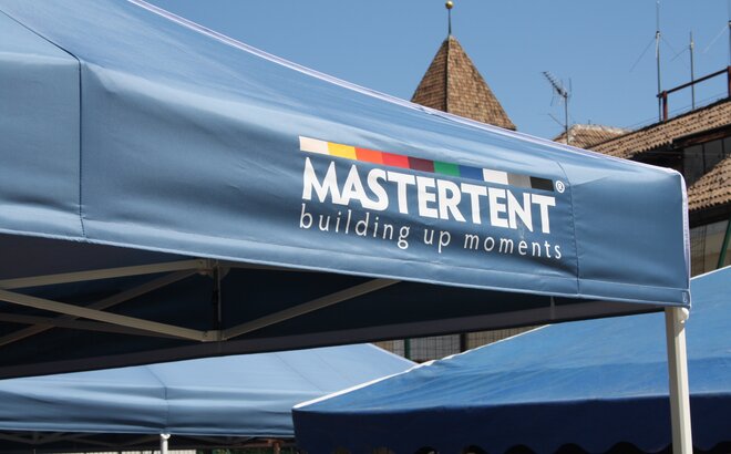 Dettaglio di un gazebo Mastertent color Mastertent blu con logo. 