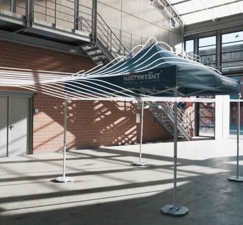 The gazebo in the wind tunnel. The wind is marked with white lines. 